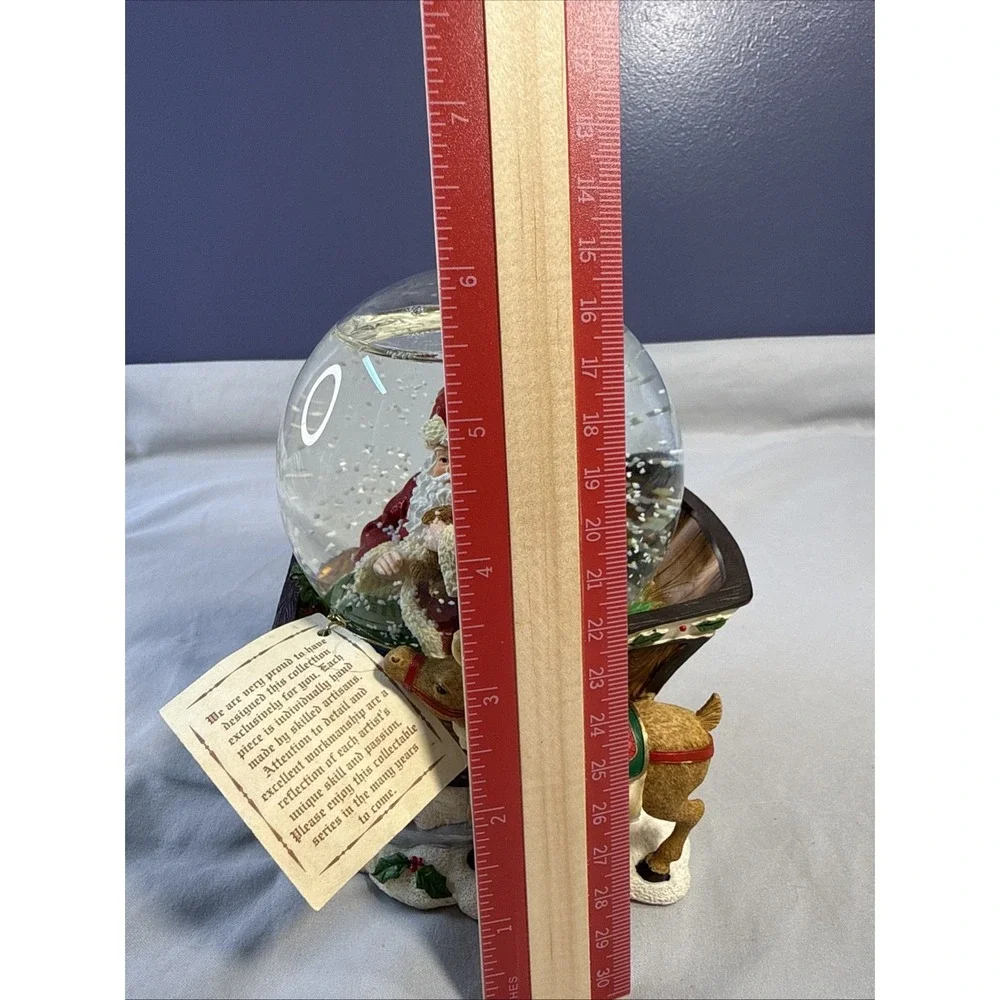 2005 Target Santa Sleigh Reindeer Musical Snow Globe Here Comes Santa Claus WT